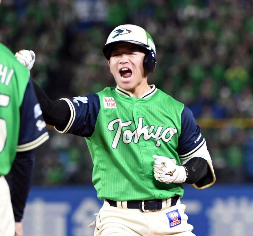 ８回、並木は中前に同点適時打を放ち、雄叫びを上げる（撮影・佐藤厚）