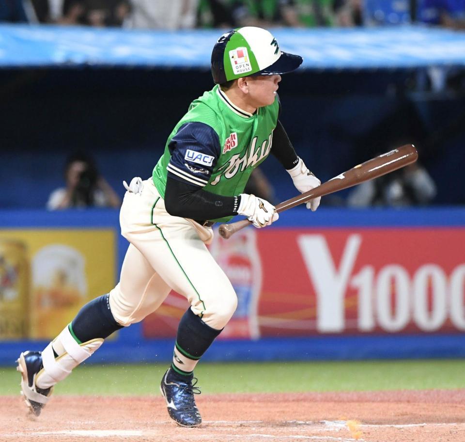 ８回、並木秀尊は中前に同点適時打を放つ（撮影・佐藤厚）