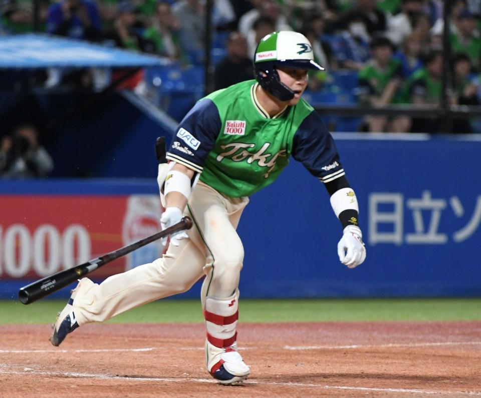 ５回、丸山は一塁強襲安打を放つ（撮影・佐藤厚）