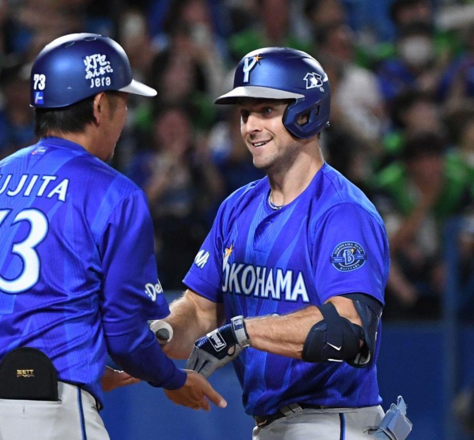 ６回、ヒュンメル（右）は逆転３ランを放ち、藤田コーチに迎えられる（撮影・佐藤厚）