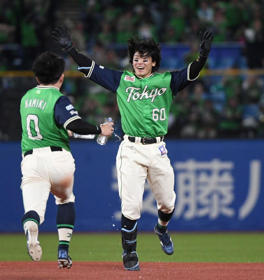 ９回、武岡（中央）は右越えにサヨナラ打を放ち、歓喜のシャワーを浴びる（撮影・佐藤厚）
