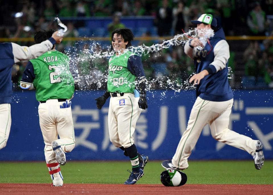 ９回、武岡（中央）は右越えにサヨナラ打を放ち、歓喜のシャワーを浴びる（撮影・佐藤厚）