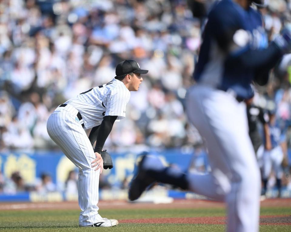 ４回、カナリオ（手前）に右越え２ランを打たれた先発・田中（撮影・開出牧）