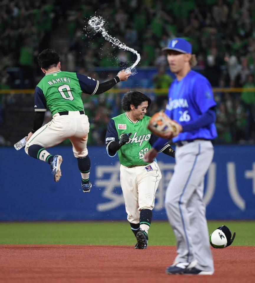 ９回、武岡（中央）は右越えにサヨナラ打を放ち、歓喜のシャワーを浴びる（撮影・佐藤厚）