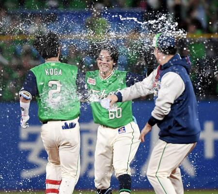 　９回、サヨナラ打を放ち、歓喜のシャワーを浴びる武岡（撮影・佐藤厚）
