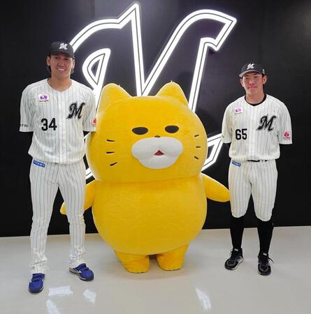 「ノラネコぐんだん」の“おおきなノラネコ”と対面したロッテの高野脩（左）と寺地