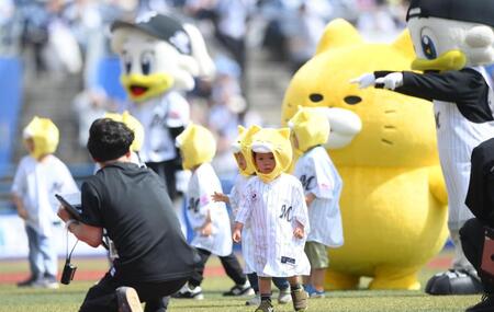 　セレモニアルピッチを行ったノラネコぐんだんｗｉｔｈキッズ（撮影・開出牧）