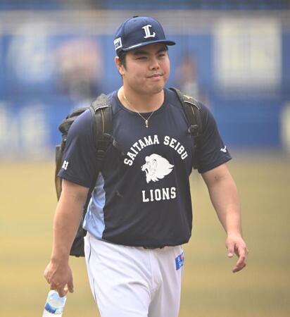 練習を終え不敵な笑みを浮かべる平良（撮影・開出牧）