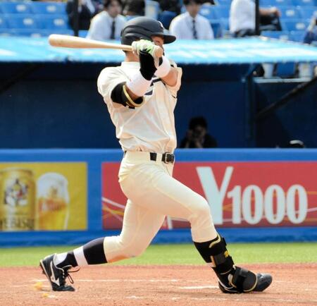 ７回に右前打を放った明大・榊原七斗