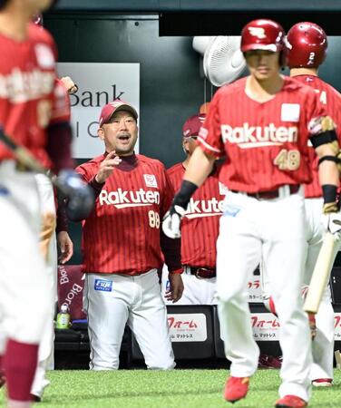 ７回、太田が先制の左犠飛を放ち、笑顔で迎える三木監督