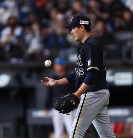 ６回、万波にソロを浴びた九里（撮影・中島達哉）