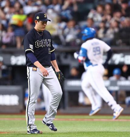 １回、レイエス（右）に先制打を許す九里（撮影・中島達哉）