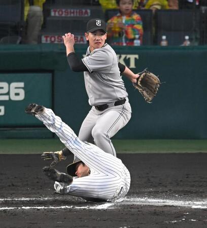 ６回、ワイルドピッチで追加点を許す井上（撮影・飯室逸平）