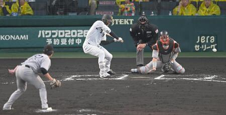 ６回、井上の投球を後逸する大城（撮影・飯室逸平）