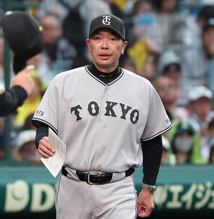 メンバー表の交換に向かう阿部監督（撮影・西田忠信）