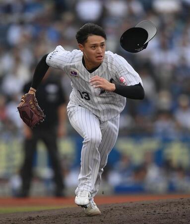 ４回、平沢の一塁線のファウルの打球に反応して帽子を飛ばしてベースカバーに走る毛利（撮影・開出牧）