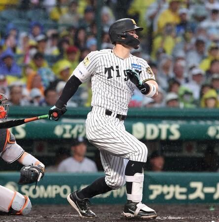 ４回、先制の適時三塁打を放つ佐藤輝（撮影・西田忠信）