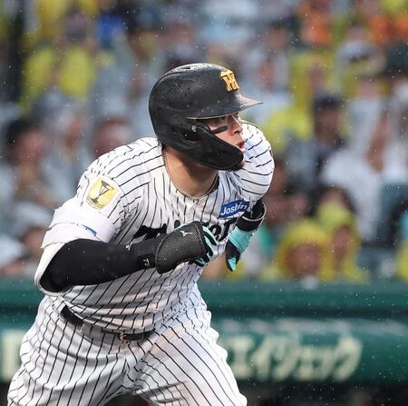 ４回、先制の適時三塁打を放つ佐藤輝（撮影・西田忠信）