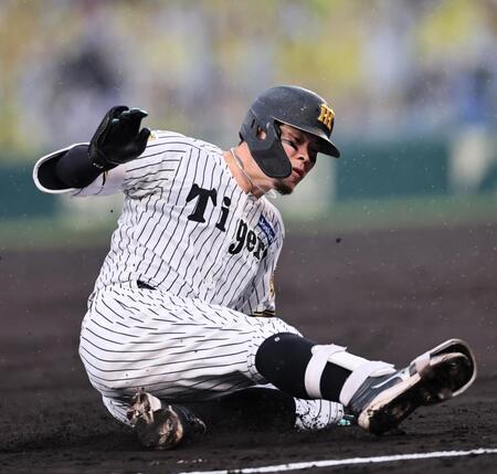 ４回、適時三塁打を放ち、三塁にすべり込む佐藤輝（撮影・田中太一）