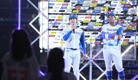 子どもインタビュアーからの質問に答える北山（中央）＝撮影・中島達哉