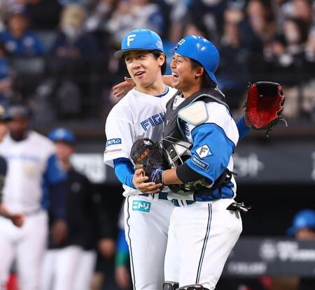 今季初完封勝利をあげ、進藤（右）と喜び合う北山（撮影・中島達哉）