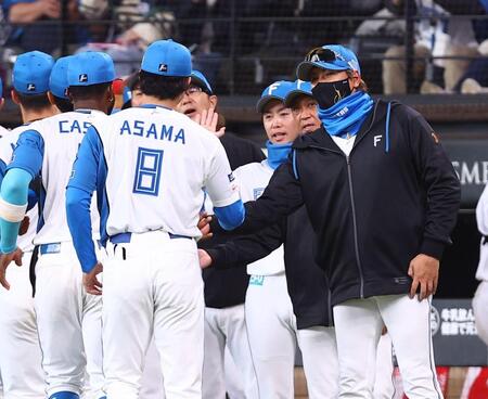 ナインを迎える新庄監督（右）＝撮影・中島達哉