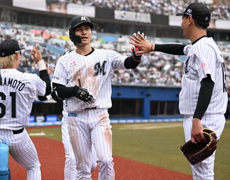 ２回、右越え２ランを放ち先発の毛利（右）とタッチを交わす藤原（撮影・開出牧）