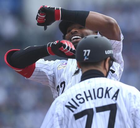 １回、先制の右前適時打を放ちポーズを決めるポランコ（撮影・開出牧）