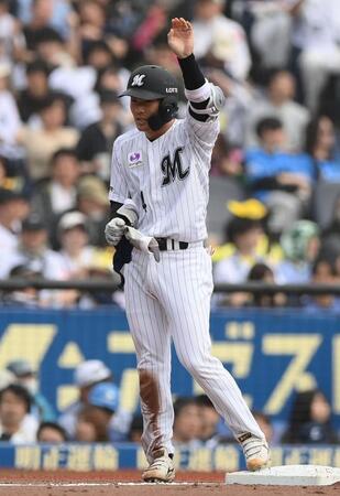 ５回、右越え適時三塁打を放つスタンドの歓声に応える友杉（撮影・開出牧）