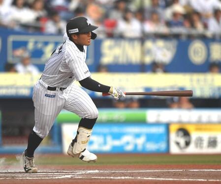 ７回、走者一掃の右越え適時二塁打を放つ松川（撮影・開出牧）