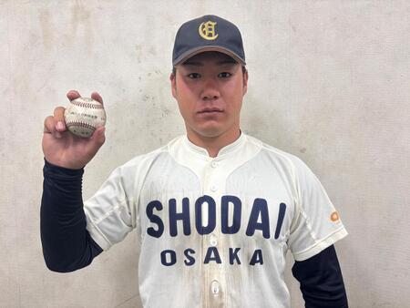 通算１０号の記念球を手にする春山