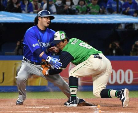 ２回、京田の一塁ゴロで三走・宮崎（左）が三本間で挟殺される（タッチする野手は茂木）＝撮影・佐藤厚