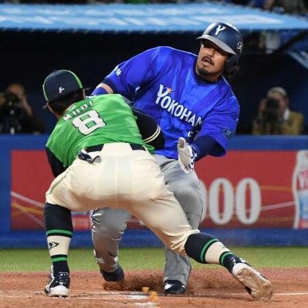 ２回、京田の一塁ゴロで三走・宮崎（右）が三本間で挟殺される（タッチする野手は茂木）＝撮影・佐藤厚