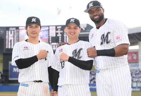 西武に圧勝しポーズを決める（左から）藤原、毛利、ポランコ（撮影・開出牧）