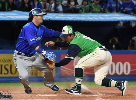 ２回、京田の一塁ゴロで三走・宮崎（左）が三本間で挟殺される（本塁で茂木がタッチに迎える）＝撮影・佐藤厚