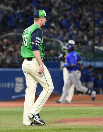 ５回、ウォルターズは宮崎（右）に本塁打を浴びる（撮影・佐藤厚）