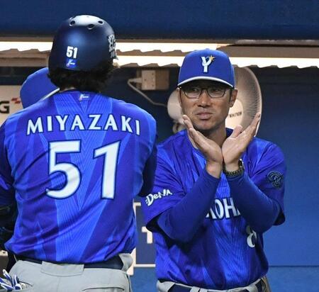５回、２号ソロを放った宮崎（左）を迎える相川監督（撮影・佐藤厚）