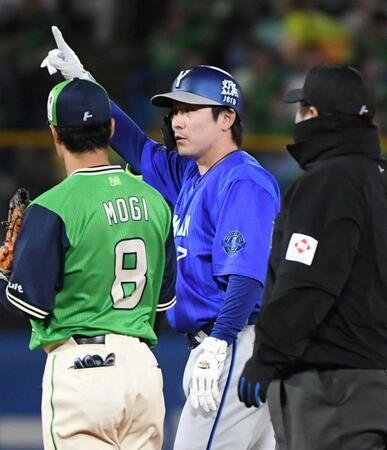 ３回、佐野は左翼へ先制の適時二塁打を放つ（撮影・佐藤厚）