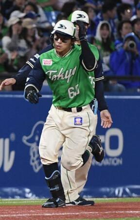 ９回、右中間に３号ソロを放った武岡（撮影・佐藤厚）