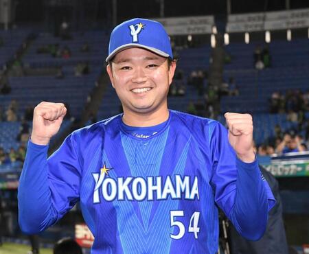 ６回無失点で２勝目を挙げ、笑顔を見せる石田裕（撮影・佐藤厚）