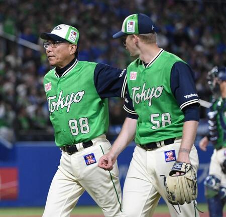 ６回、ウォルターズ（右）を降板させる池山監督（撮影・佐藤厚）