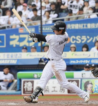 ２回、右越えに２点本塁打を放つ藤原