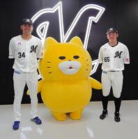 「ノラネコぐんだん」の“おおきなノラネコ”と対面したロッテの高野脩（左）と寺地