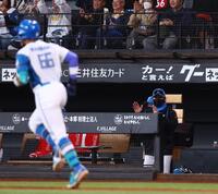 ６回、万波（左）がソロを放ち、ベンチをたたく新庄監督（撮影・中島達哉）