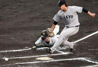 ６回、中野はバッテリーミスで生還する（ベースカバーは巨人・井上）＝撮影・山口登