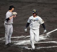 ６回、森下はバッテリーミスで生還する（撮影・山口登）