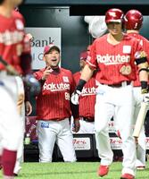 ７回、太田が先制の左犠飛を放ち、笑顔で迎える三木監督