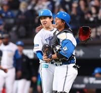 今季初完封勝利をあげ、進藤（右）と喜び合う北山（撮影・中島達哉）