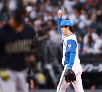 ９回、宗（左）を中飛に抑え、ナインとコンタクトをとる北山（撮影・中島達哉）