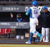 ６回、ソロを放った万波（６６）を迎える新庄監督（左）＝撮影・中島達哉